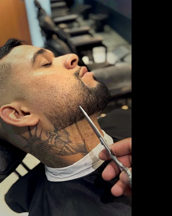 Barba alinhada na navalha — Hebreus Barbershop Goiânia