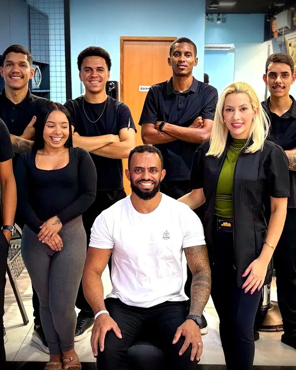 Equipe de barbeiros da Hebreus Barbershop em Goiânia